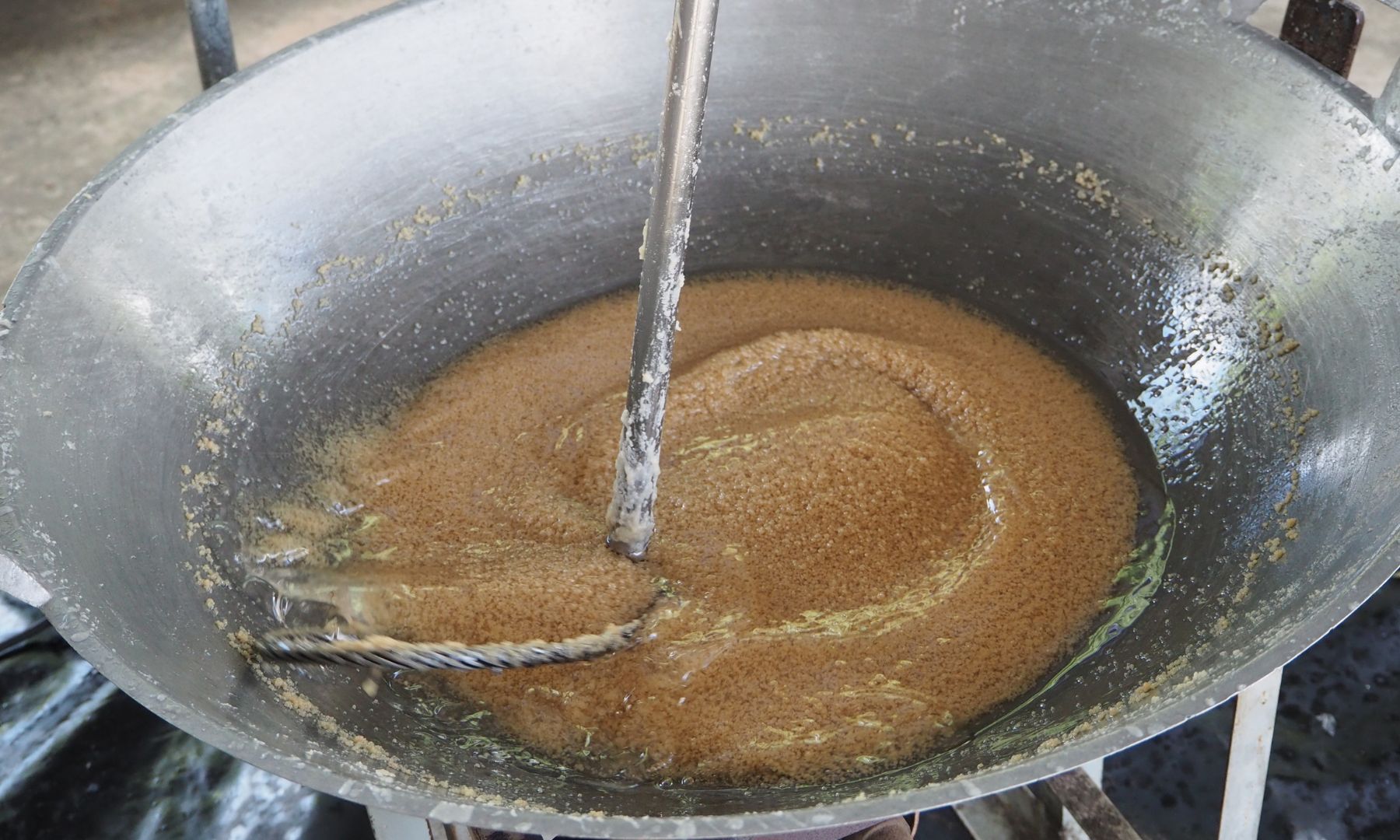 事前に煮詰められたココナッツミルクからフレッシュなオイルを抽出